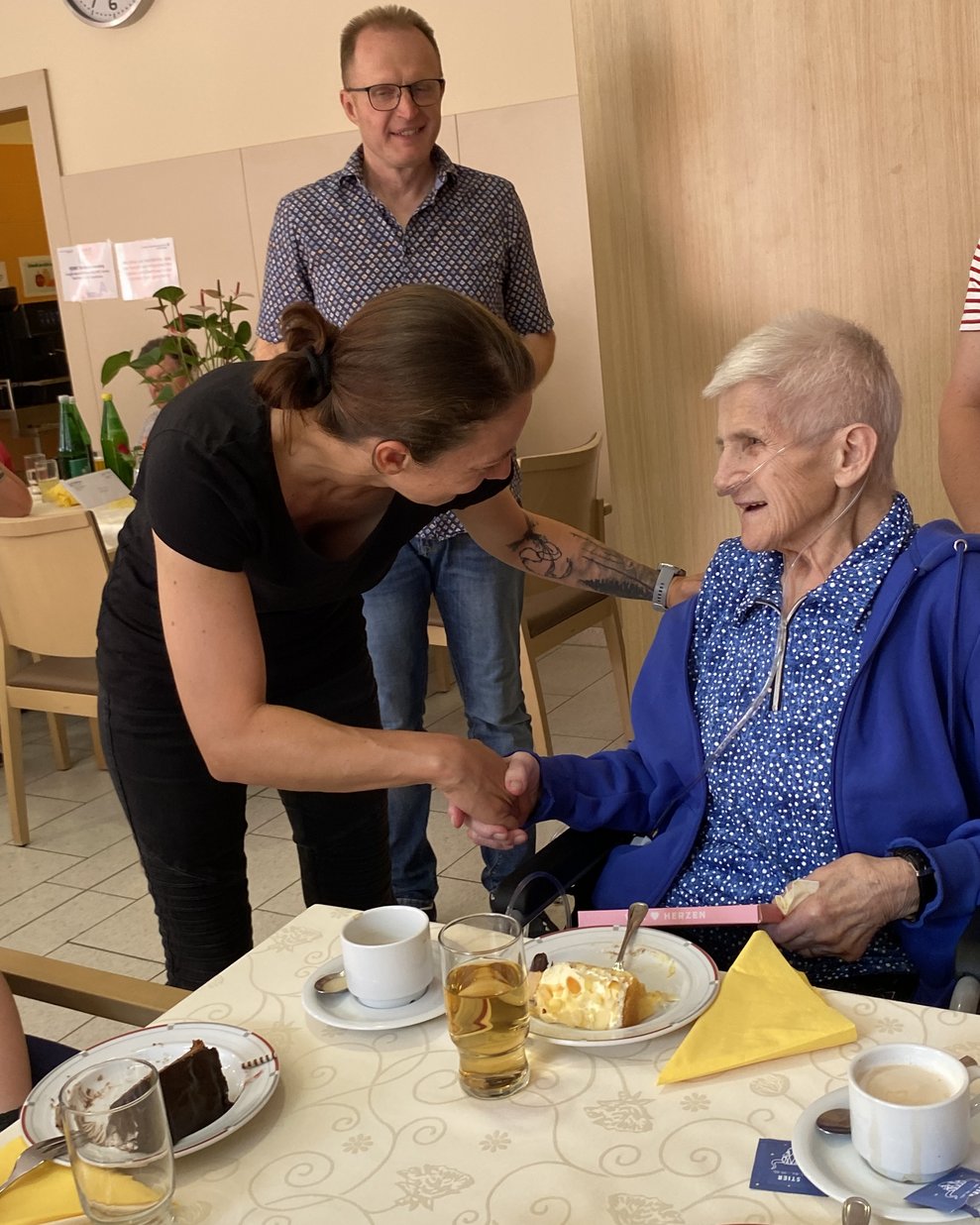Fr. Bröderbauer genoss ihre erste Geburtstagsfeier in unserem Haus sehr.
