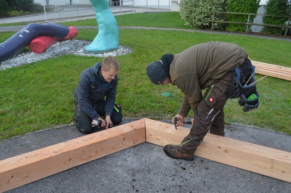 Das Holz wird zusammengefügt.