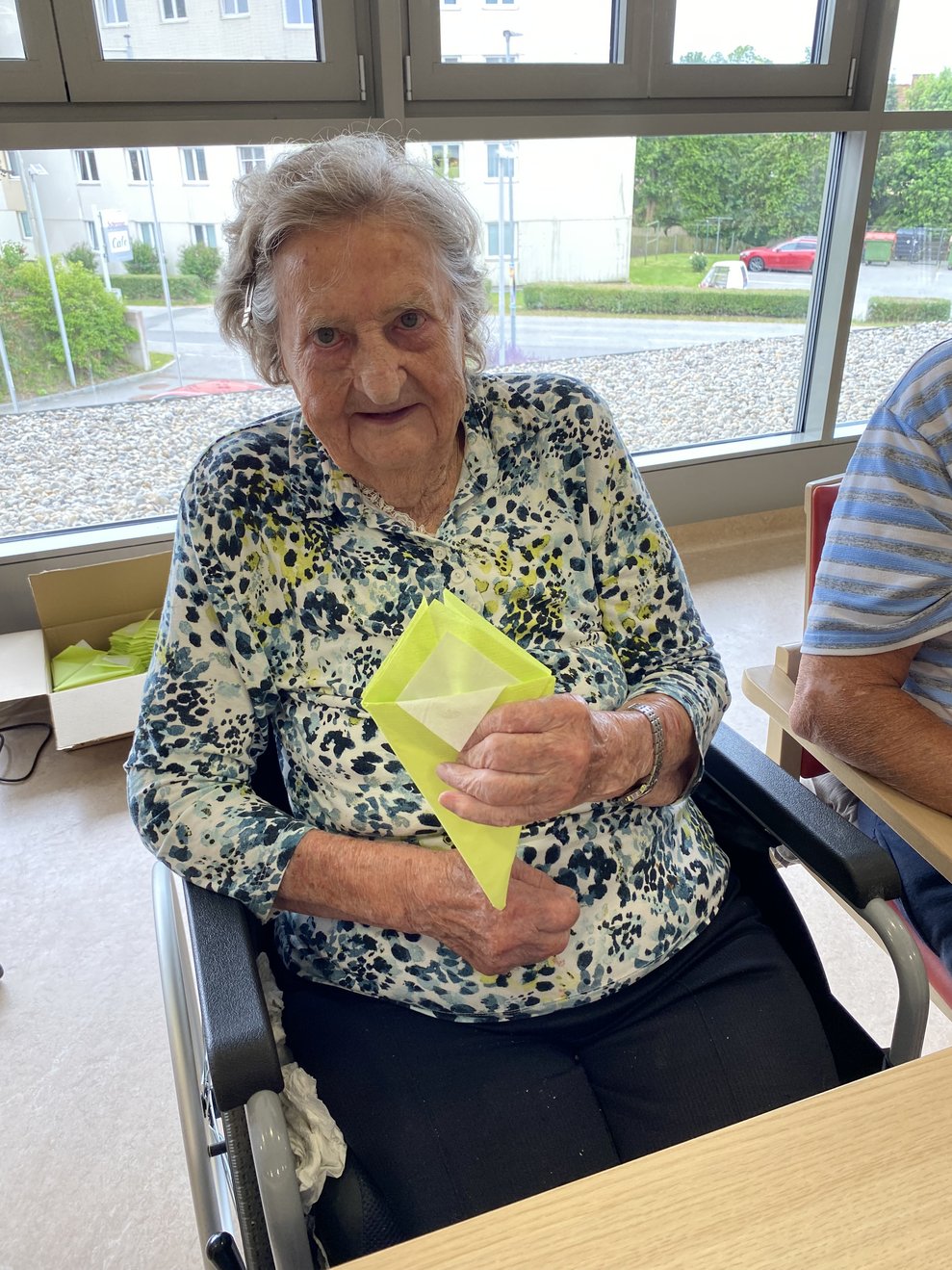 Auch mit fast 101 Jahren, wird noch fleißig mitgeholfen.