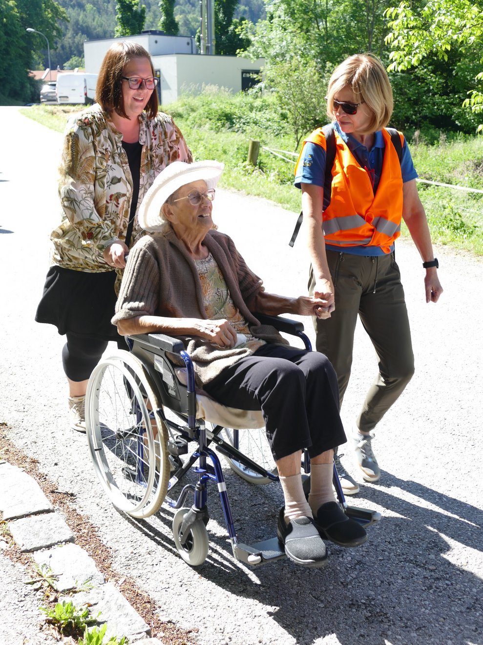 Unsere Frau Direkter begleitet die Gruppe natürlich.