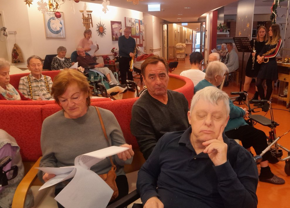 Es werden Liedtexte an alle Anwesenden verteilt und dann wird gemeinsam gesungen.