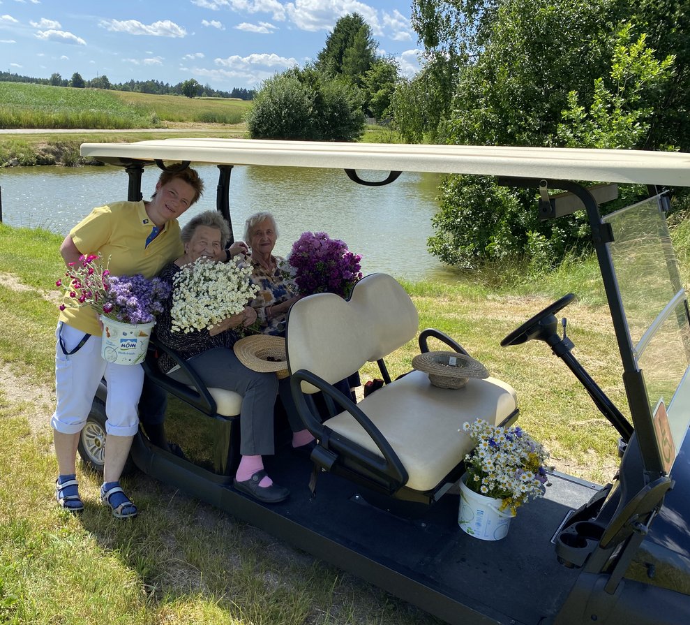 Gemeinsam wurden viele Blumen gepflückt.