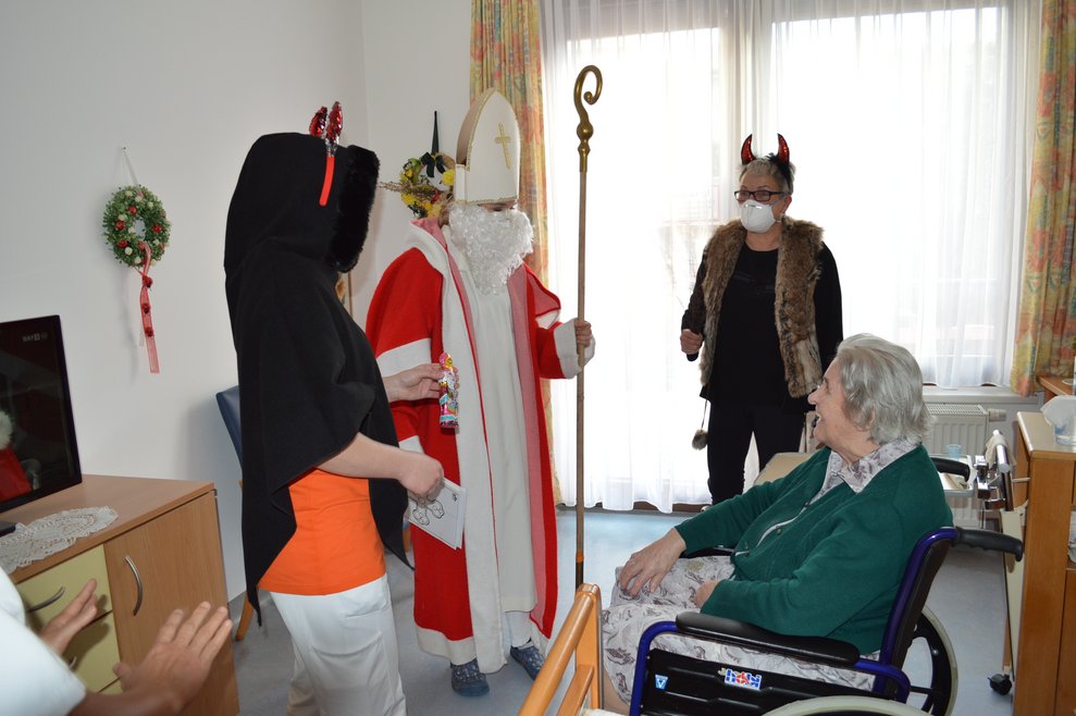 Der Nikolo bei BewohnerInnen.