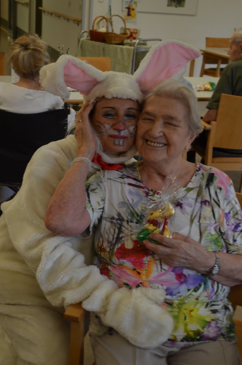 Bewohnerin mit Osterhase