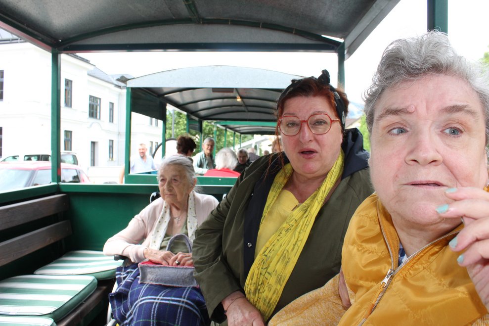 Bewohnerinnen und ehrenamtliche Mitarbeiterin im Bummelzug