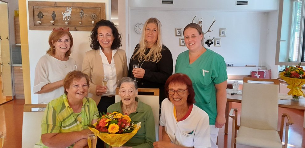 Frau Margareta Mandl im Kreis der Gratulantinnen.