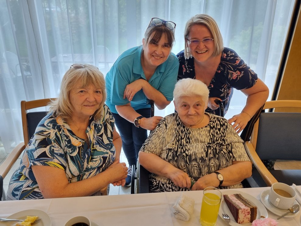 Jubilar mit Mitarbeiterinnen und Familie