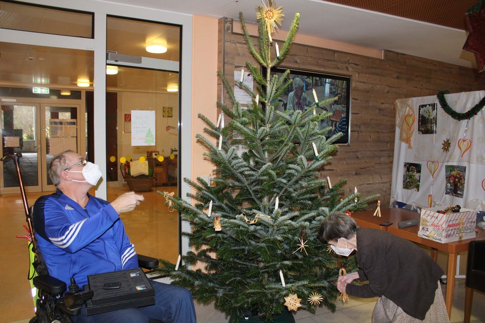 BewohnerInnen schmücken Christbaum
