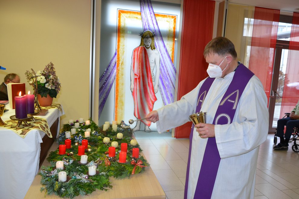 Bei der heiligen Messe werden die Adventkränze, von Herrn Mag. Dr. Kerschbaum gesegnet.
