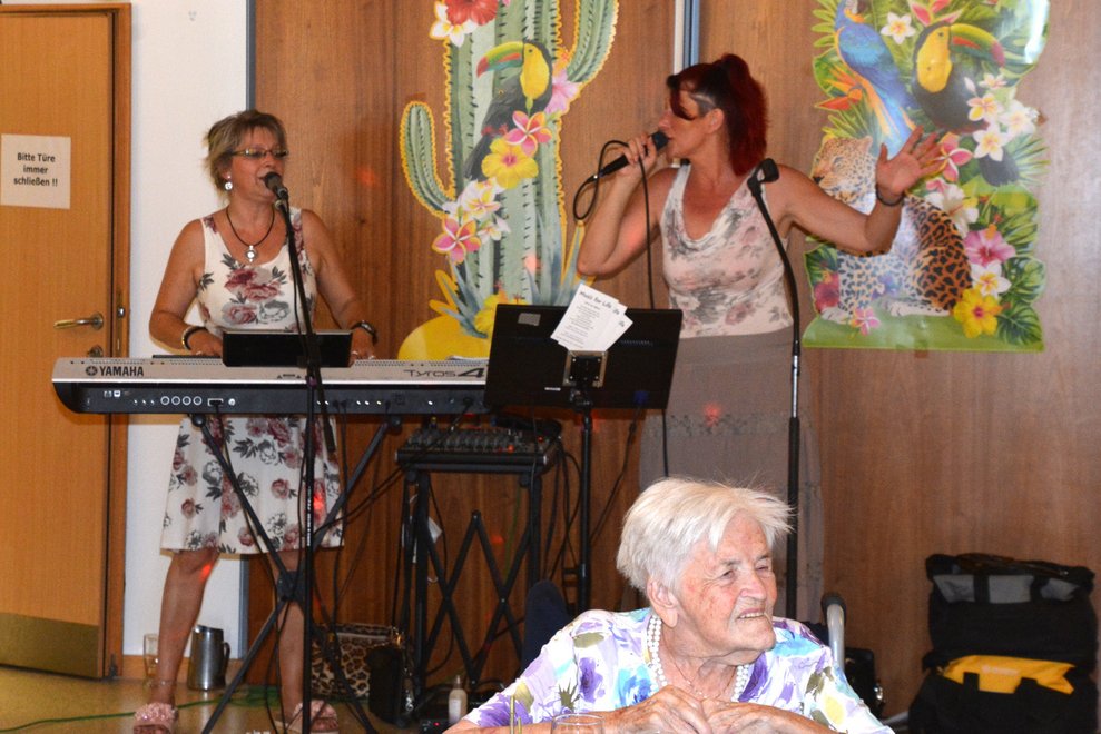 Die Band "Music for life" sorgte für tolle Stimmung und animierte zum Tanzen. 
