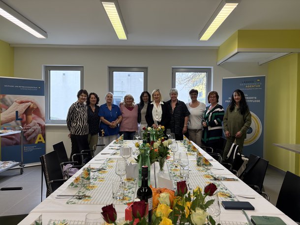 Gemeinsames Gansl Essen mit Frau Direktor Grötzl und den Ehrenamtlichen.