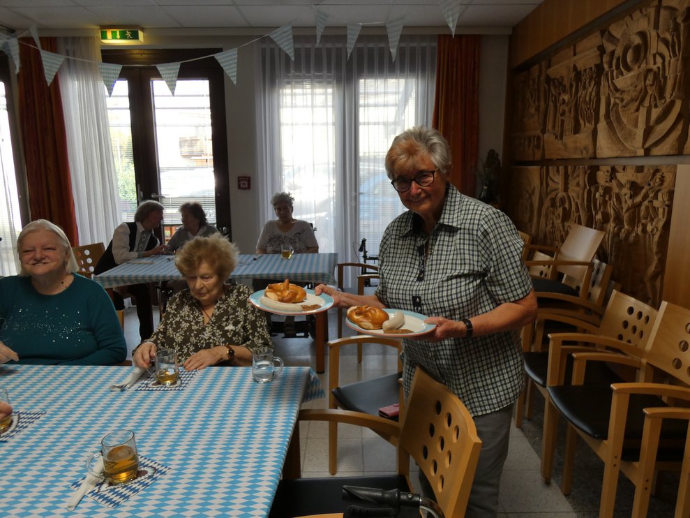 Weißwurst wird serviert