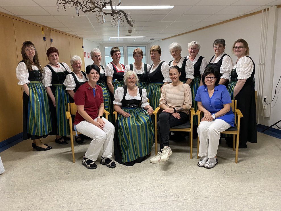 Gruppenfoto mit dem Bäuerinnen Chor und Dir. Maria Wandaller
