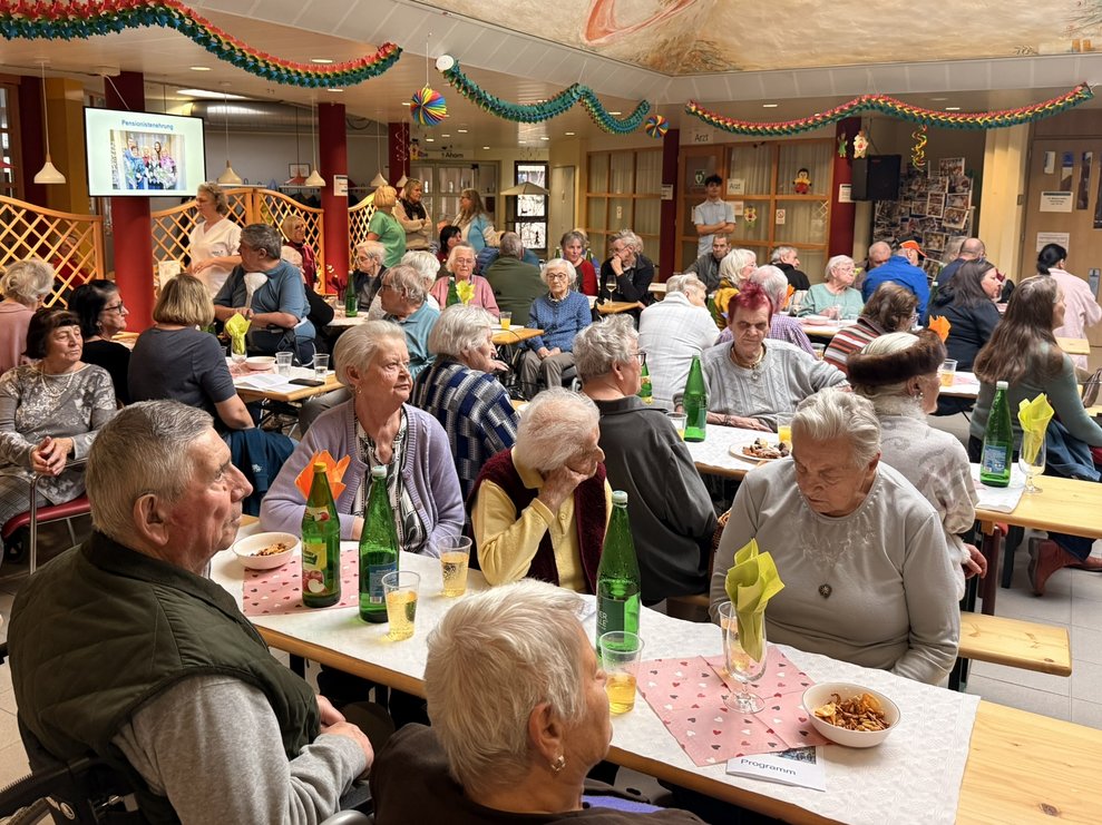 Gäste der Vernissage. 