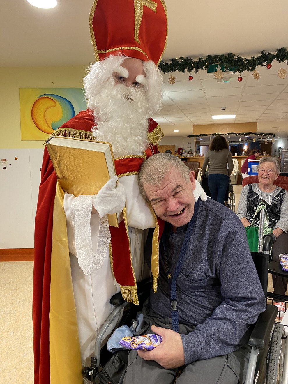 Hr. H. erfreut sich sehr über den Besuch von Bischof Nikolaus 