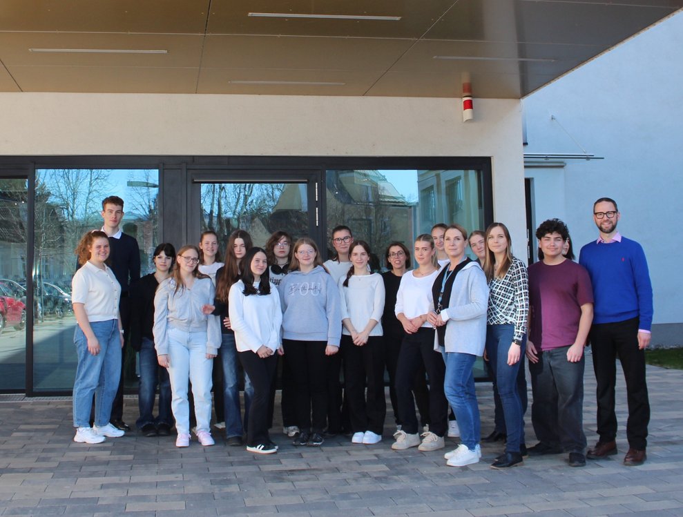 Die Schülerinnen und Schüler werden gemeinsam mit deren Lehrpersonen von der Kfm. Direktorin Lena Fritz-Reicher, BA, MSc und der stellvertretenden Pflegedirektorin Eva Nachtlberger-Schwarzmann, MSc im PBZ Baden willkommen geheißen. 