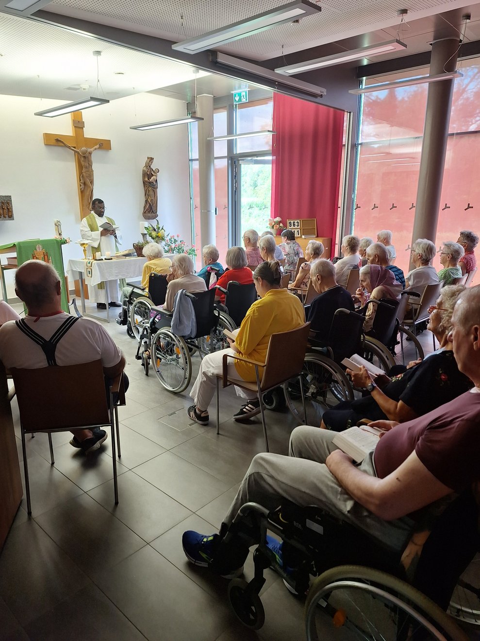 Pater Konda wird heute die Messe in unserem Haus zelebrieren.