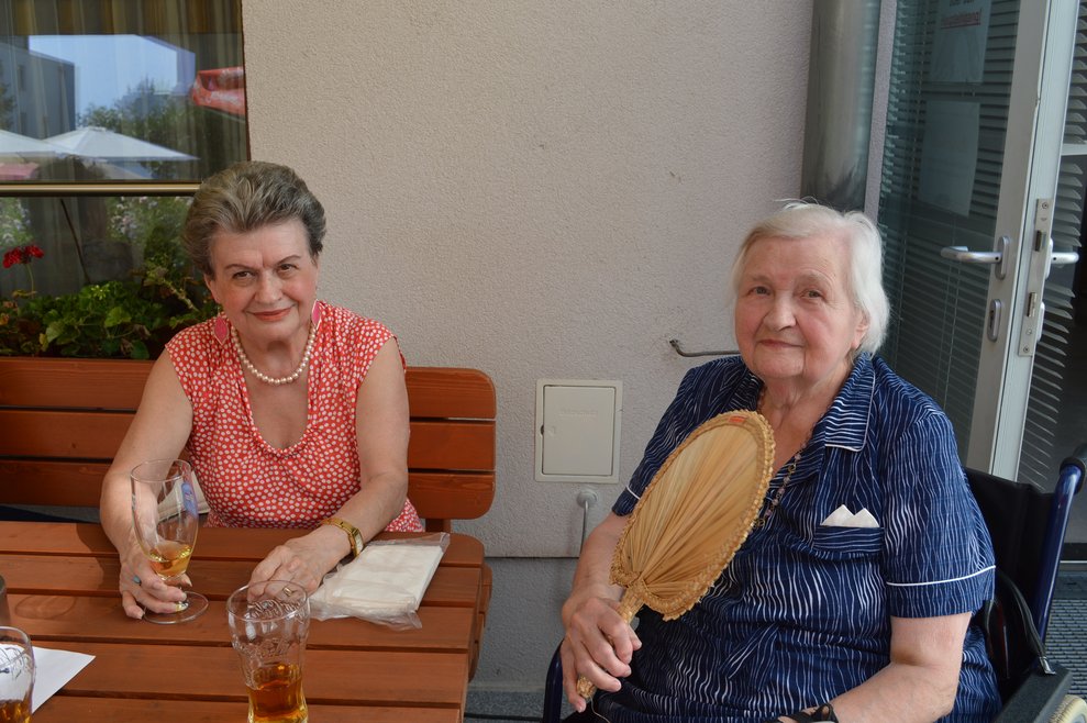 Frau Bognar freut sich über ihren Besuch.