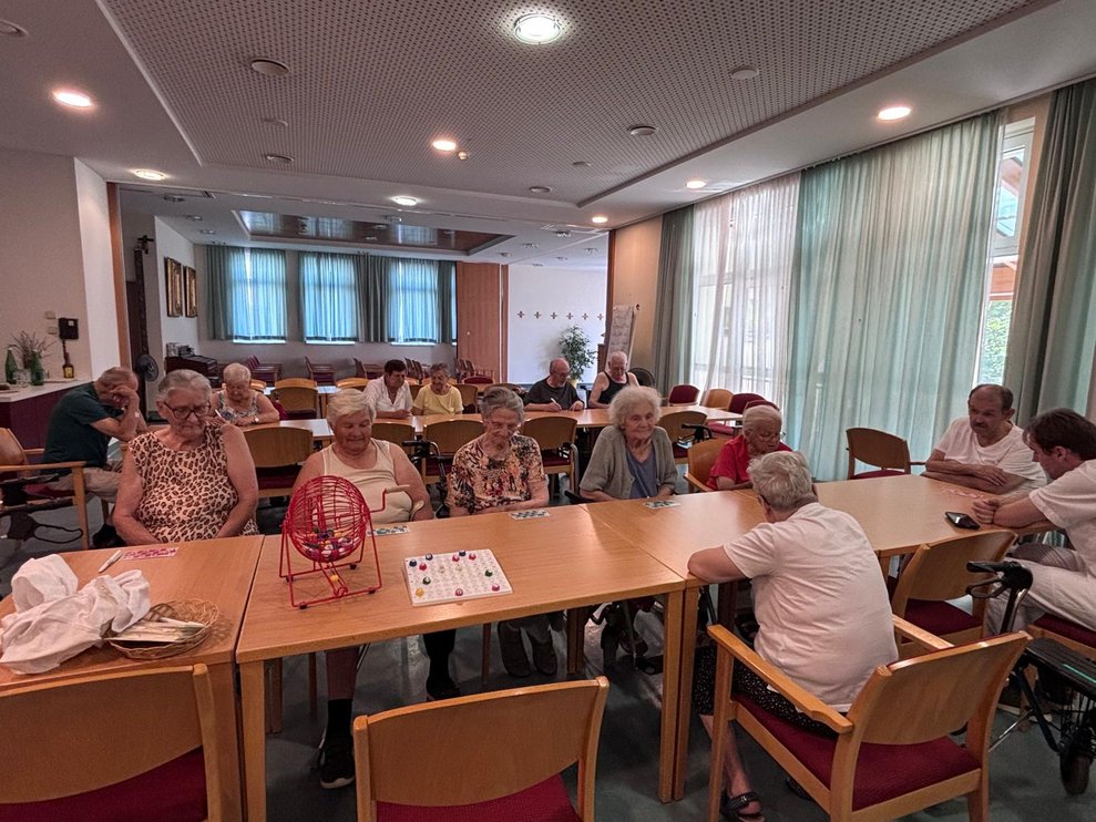 Personen beim Bingo spielen.