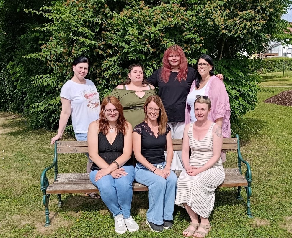 Gruppenfoto der Mitarbeiterinnen des Palliativteam samt Alltagsbegleiterin im Garten.