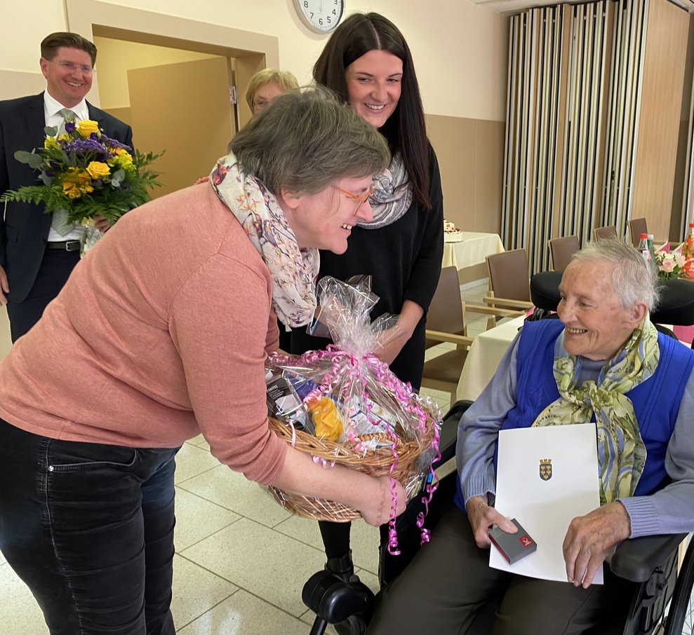  Direktorin Andrea Wingelhofer und Stellvertreterin Selina Fidi gratulieren ganz herzlich seitens des Hauses, mit einem Geschenkskorb.