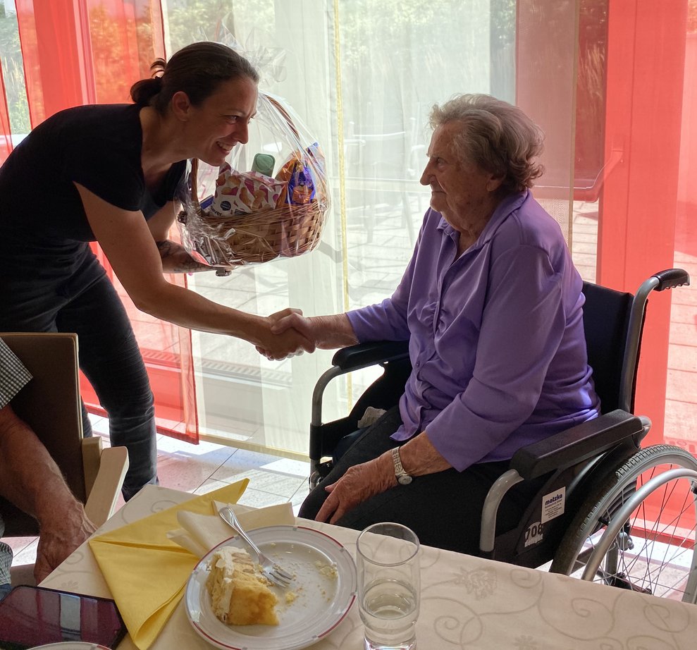 Zum 100. Geburtstag wurde mit einem Geschenkkorb seitens des Hauses ganz herzlich gratuliert. 