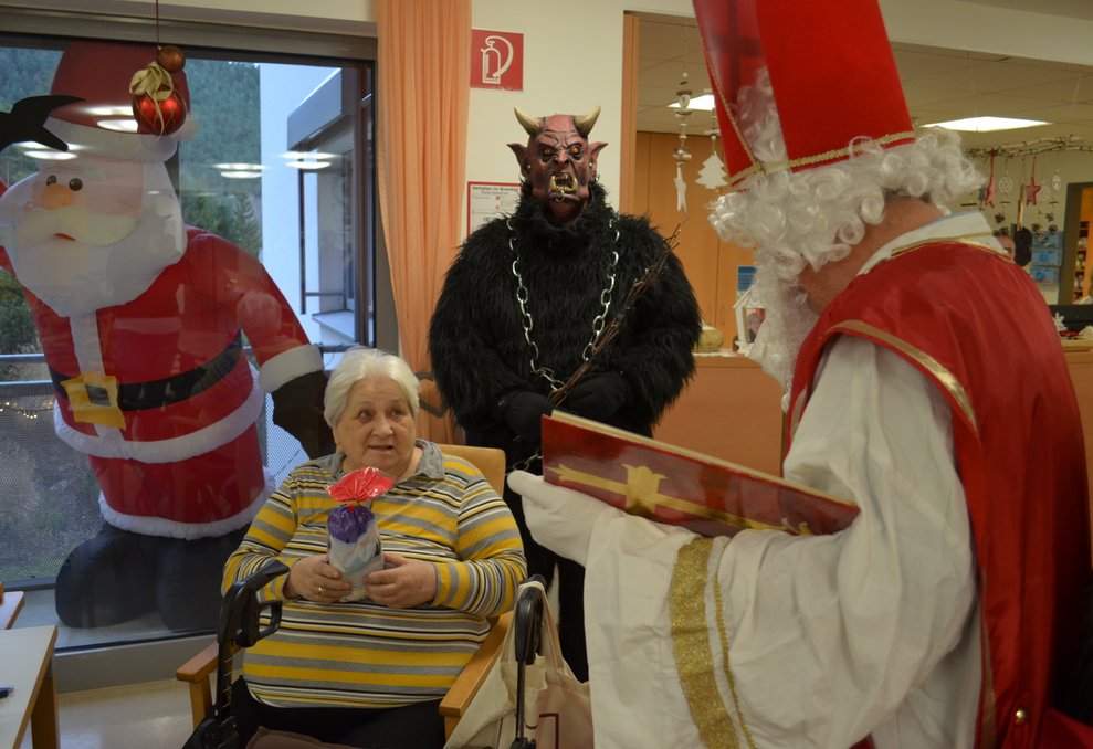 Bewohnerin lauscht dem hl. Nikolo