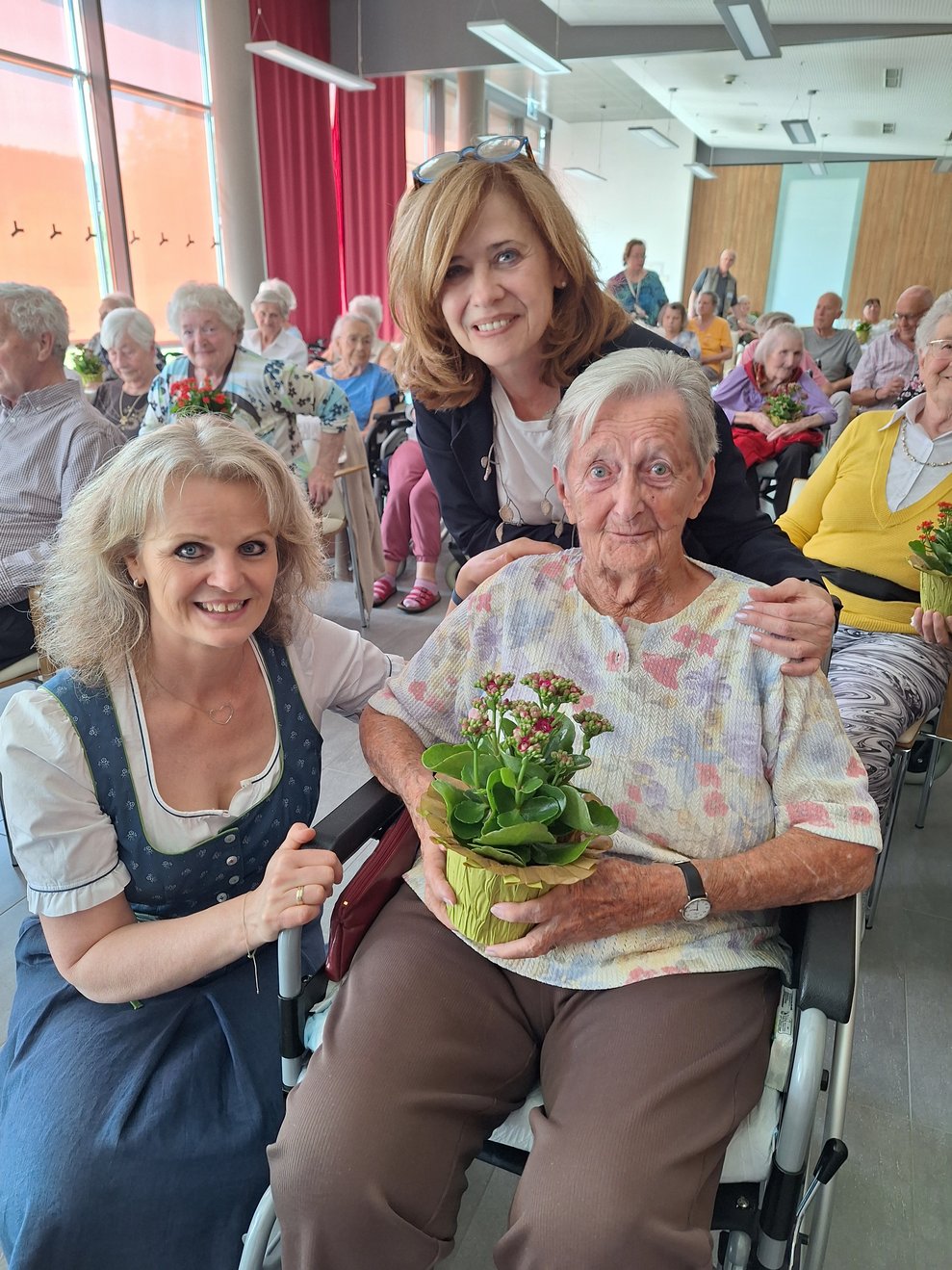 Liebe Frau Trimmel! Wir wünschen auch Ihnen einen wunderschönen Muttertag.