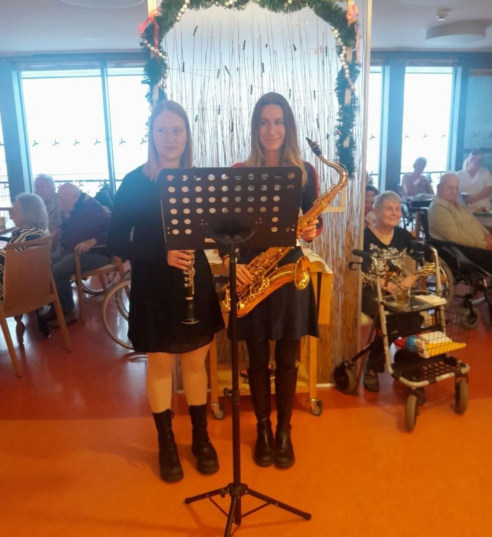 Für die musikalische Umrahmung sorgen heute Katharina und Magdalena, die Enkeltöchter unseres Bewohners Hrn. Schöggl, auf Klarinette und Saxophon. Vielen herzlichen Dank für euer Kommen, wir haben uns sehr darüber gefreut!