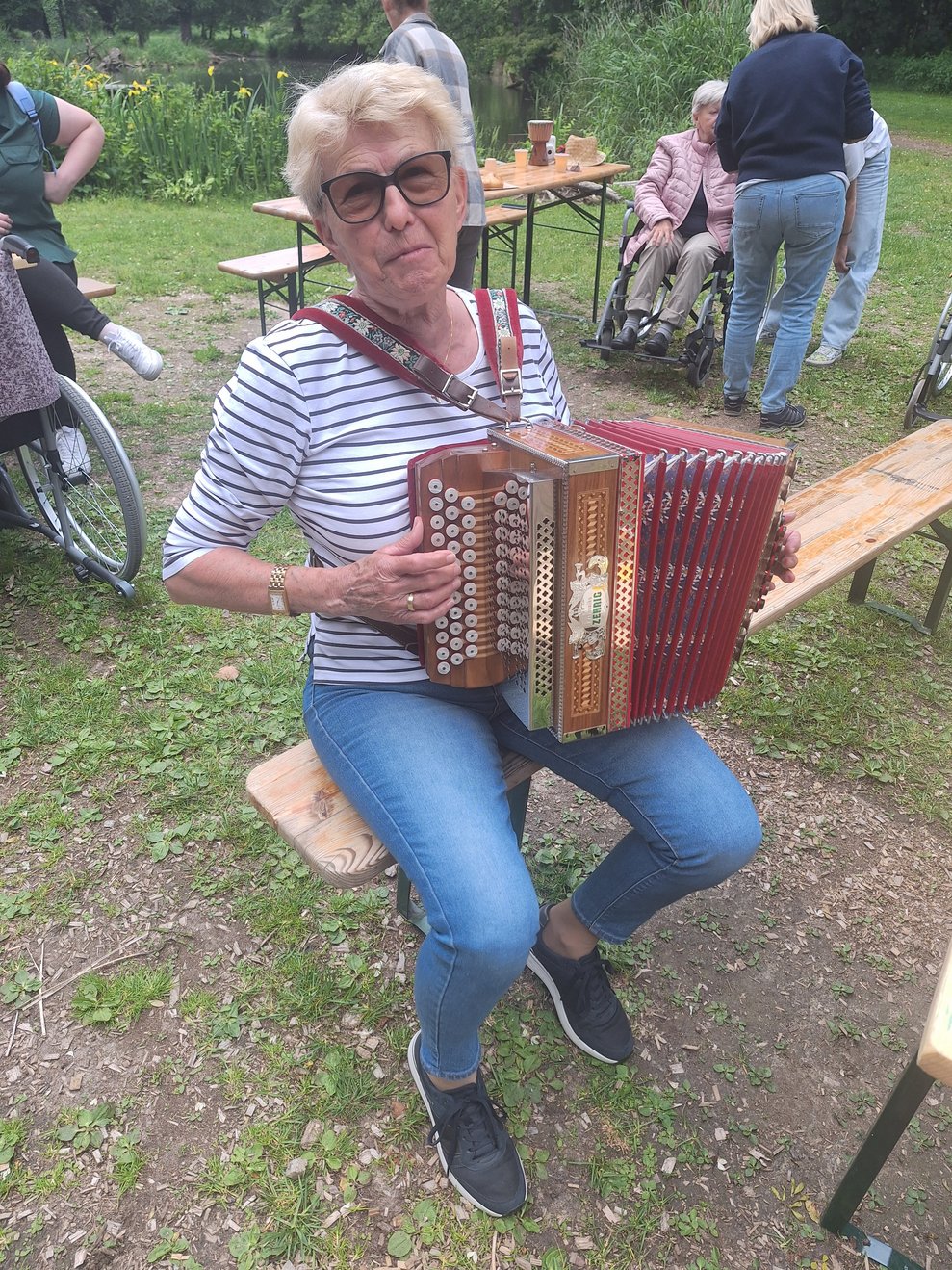 EA Anna Dissauer sorgt mit ihrer Harmonika für die musikalische Umrahmung und gute Stimmung.