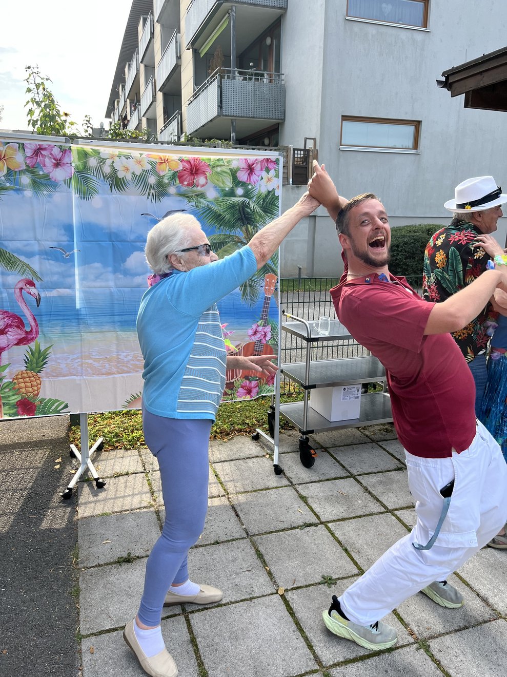 Bewohner und Mitarbeiter tanzen