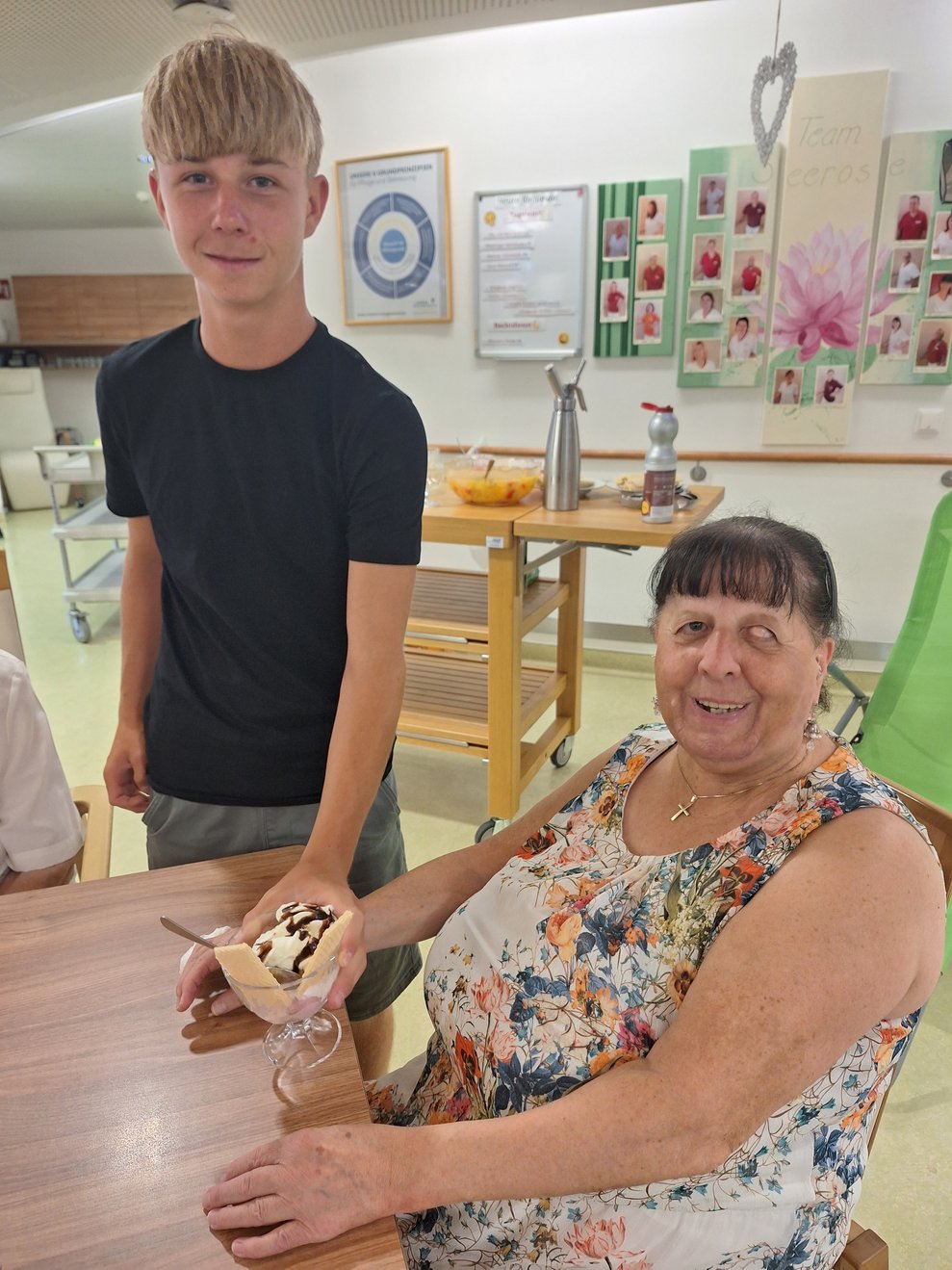 Unser Lehrling Marc Führinger serviert Frau Kobermann galant und charmant einen Eisbecher.