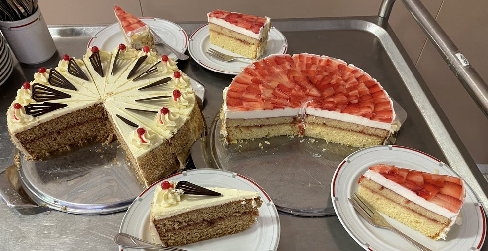 Die Küche hat leckere Geburtstagstorten gebacken, danke dafür!