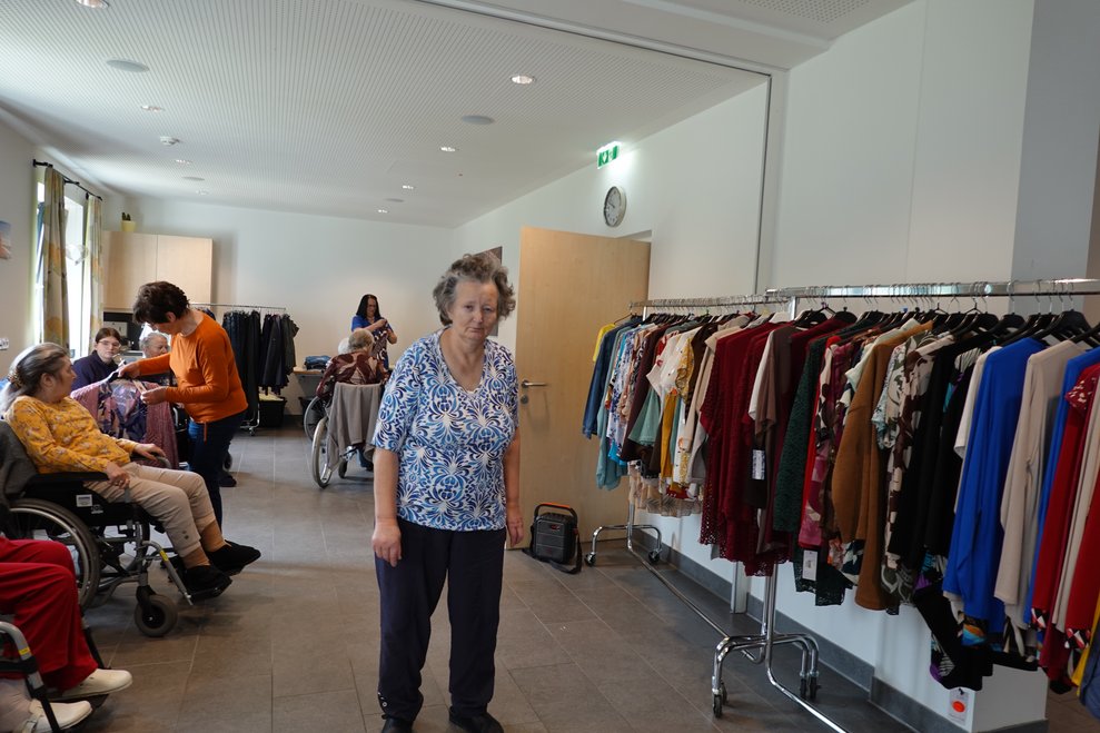 Eine Bewohnerin präsentiert als Model die Mode von ,,Mode auf Rädern"