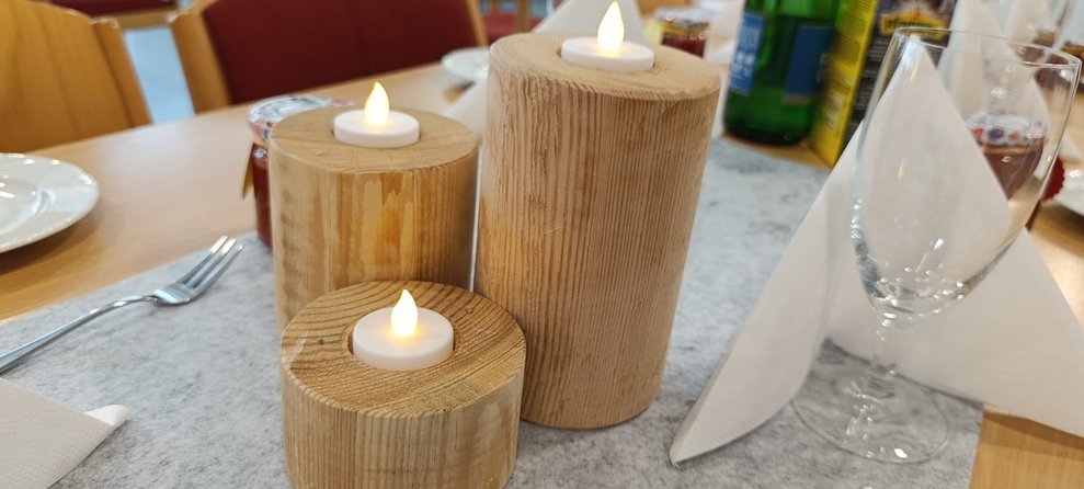 Drei LED-Kerzen.