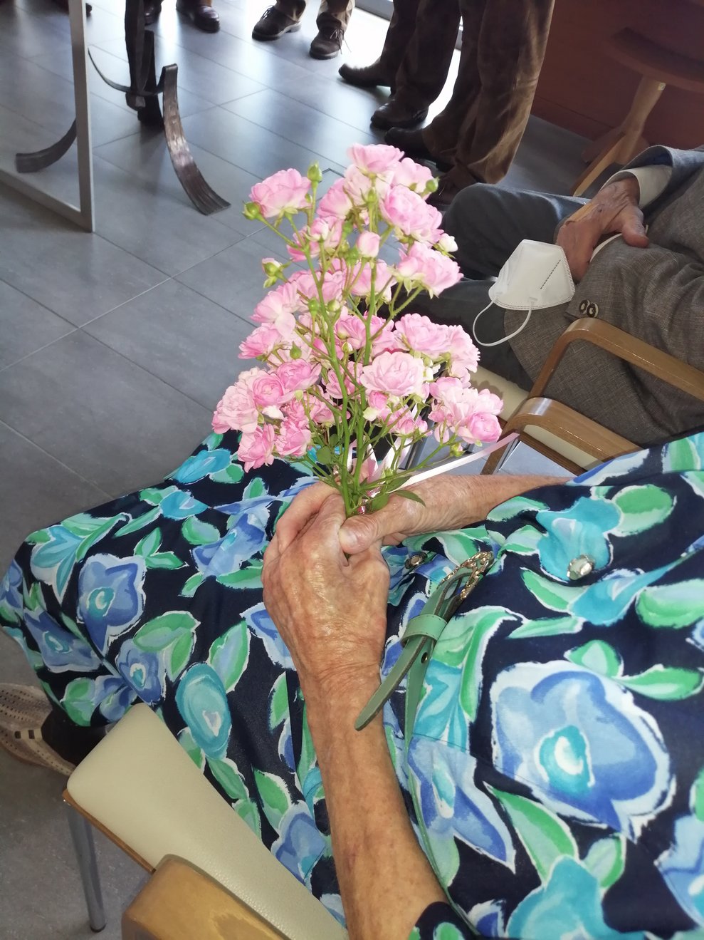 Ohne Blumen für die Braut geht es natürlich nicht.