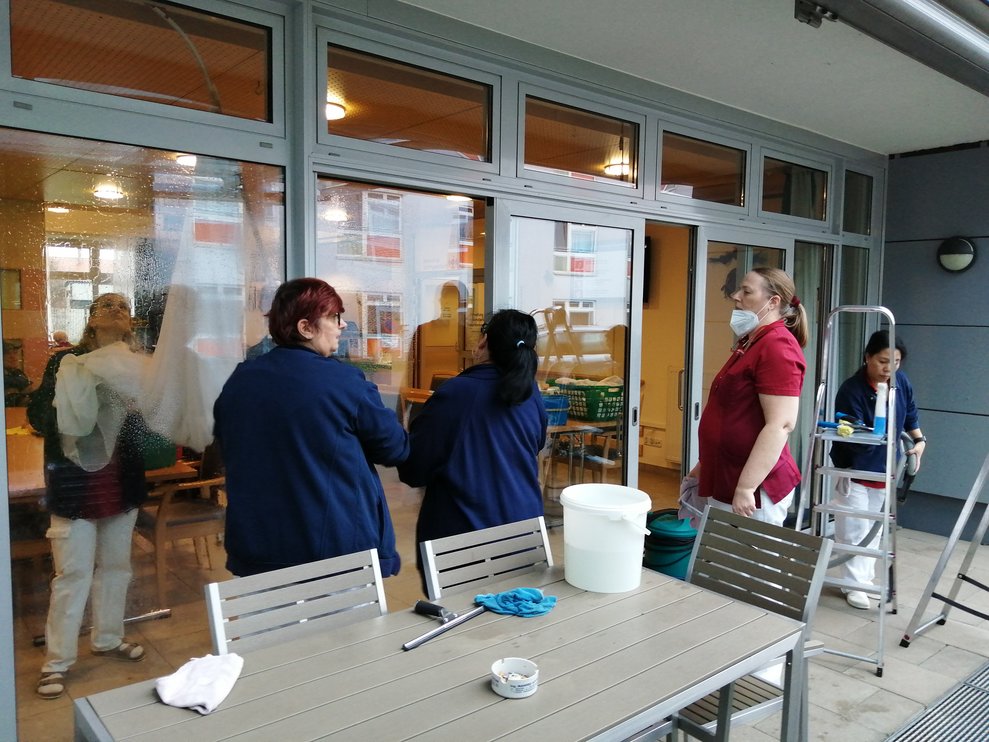 Reinigungsteam beim Fensterputzen