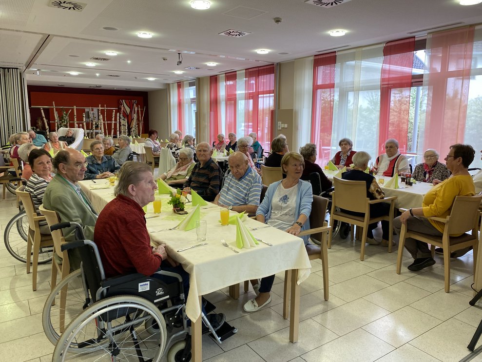 Nach kurzer Zeit ist unsere Cafeteria gut gefüllt.