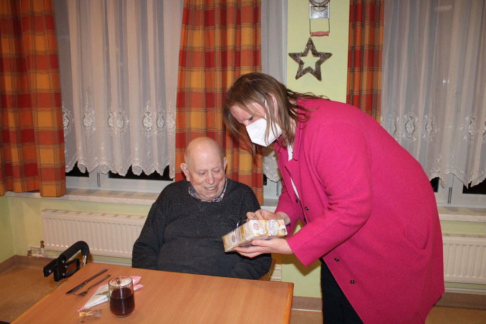 Dir.in Bischof wünscht Bewohner Frohes Fest