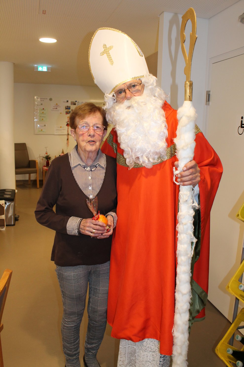 Nikolaus mit Bewohner