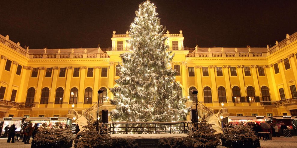 Der Christkindlmarkt beim Schloss Schönbrunn lockt jährlich ebenfalls tausende Menschen aus aller Welt zum Besuch an.