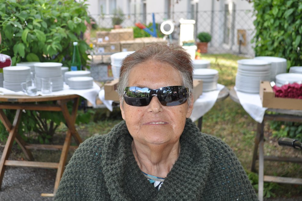 eine ältere Dame im Garten