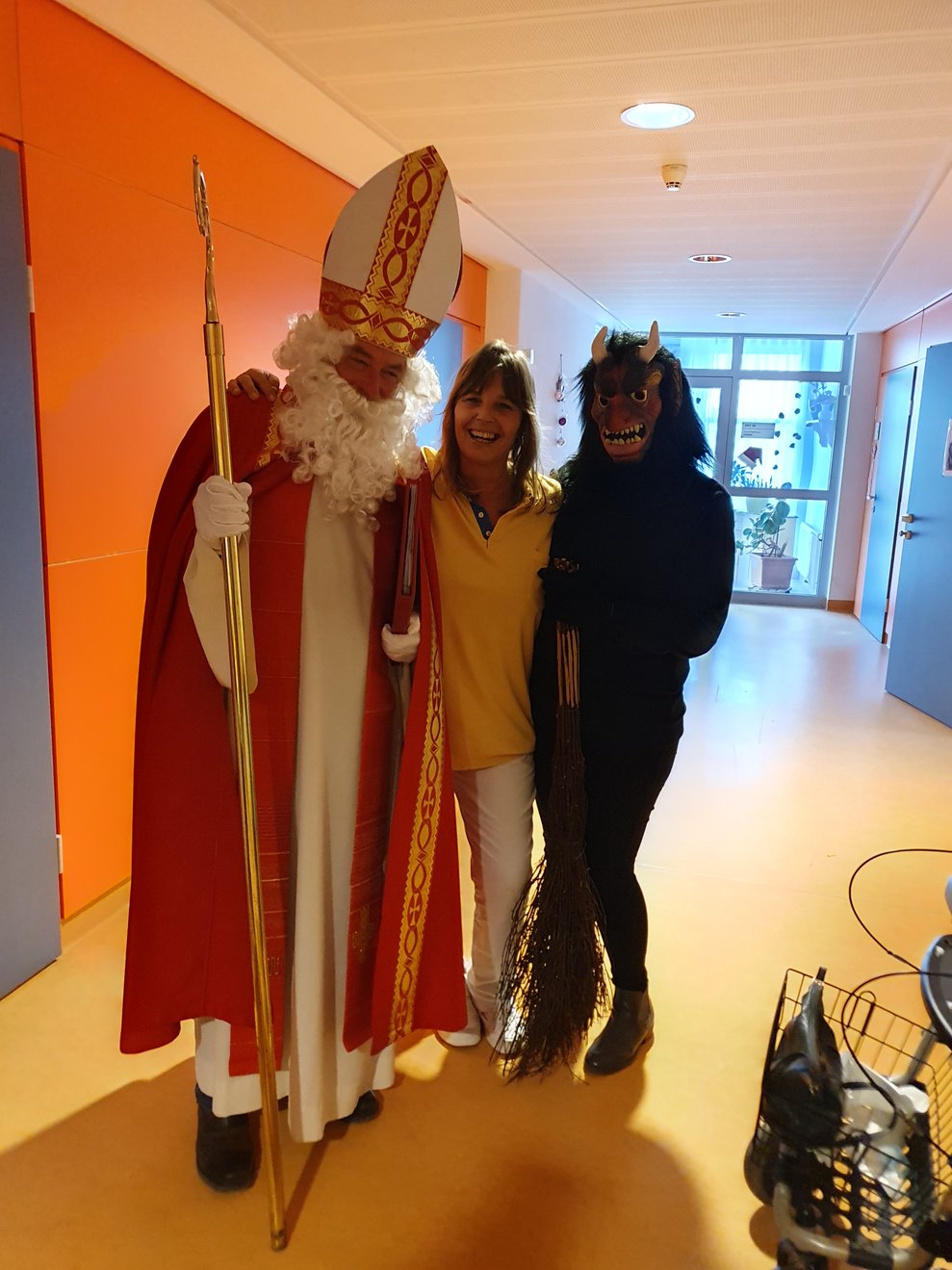 Mitarbeiterin mit Nikolo und Krampus