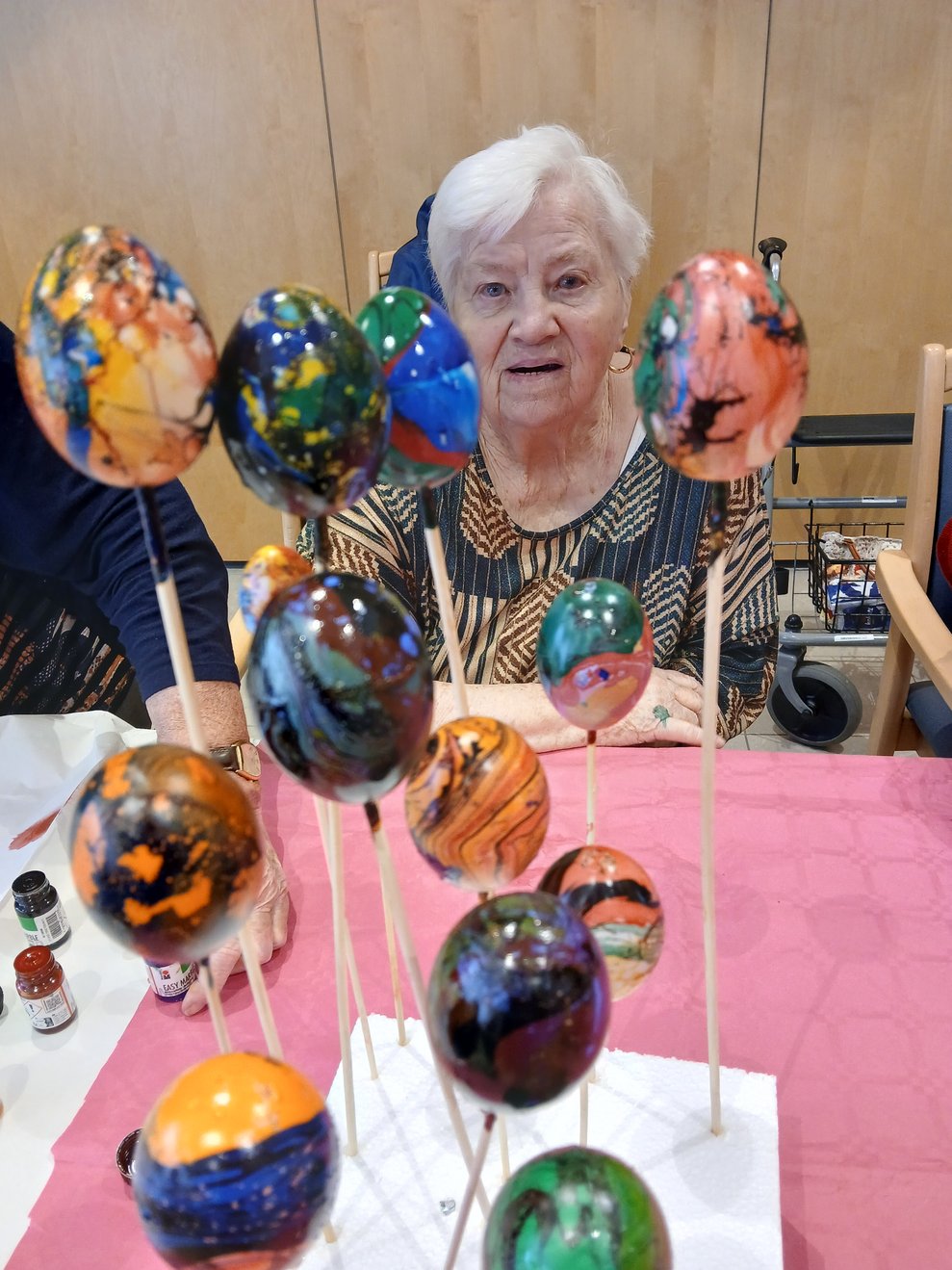 Frau mit bunten Ostereiern