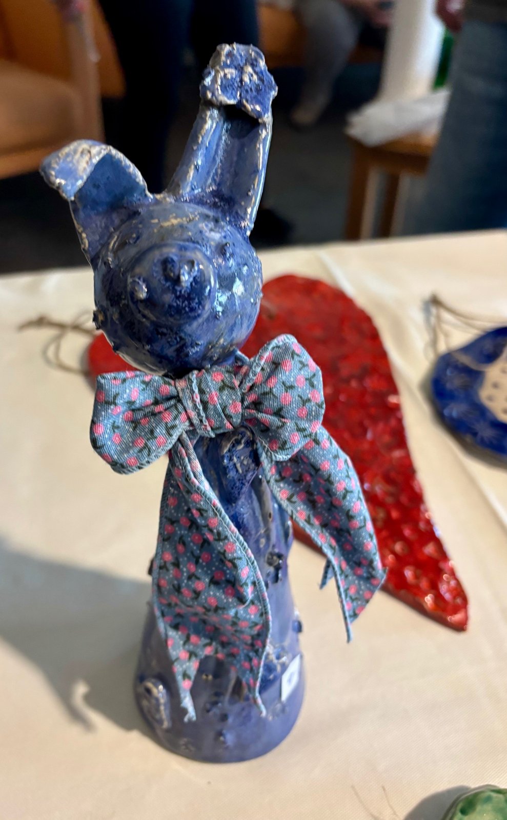 ein blauer Osterhase aus Ton