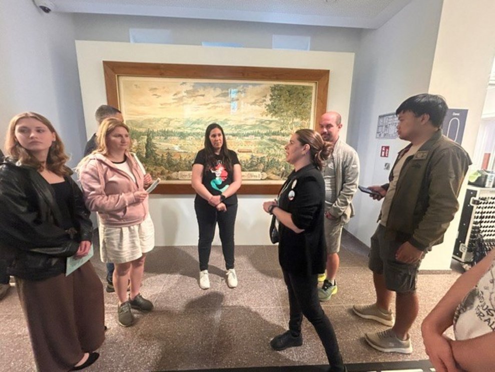 mehrere Personen bei der Ausstellung