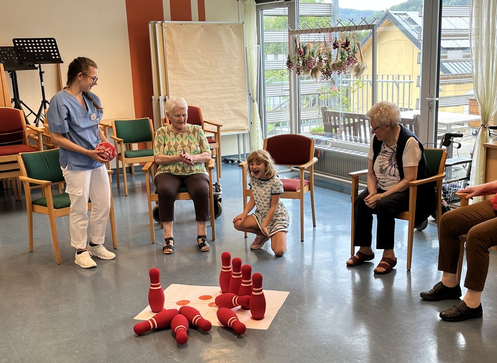 Bewohnerinnen und Kinder beim Kegeln