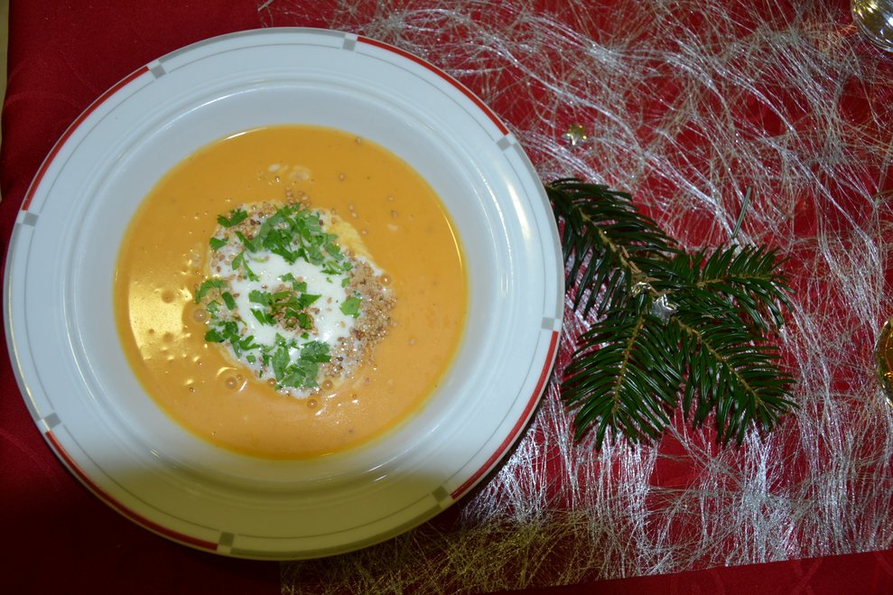 Anschließend servierte der Küchenchef eine Süßkartoffelsuppe mit Koriander und Sesam.