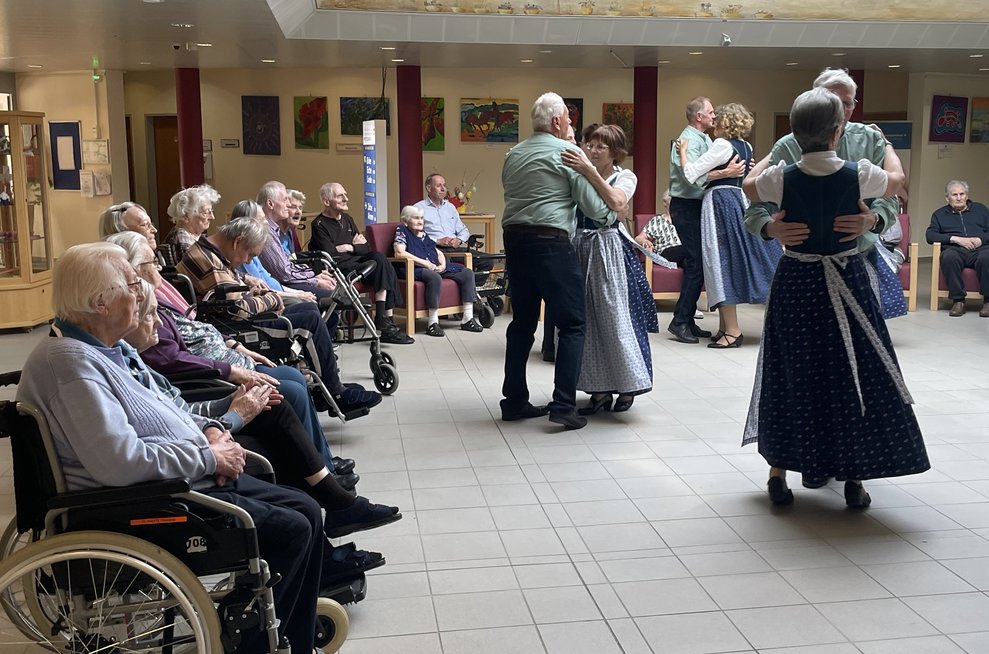 Das Puplikum sitzt im Halbkreis um die Tänzer.