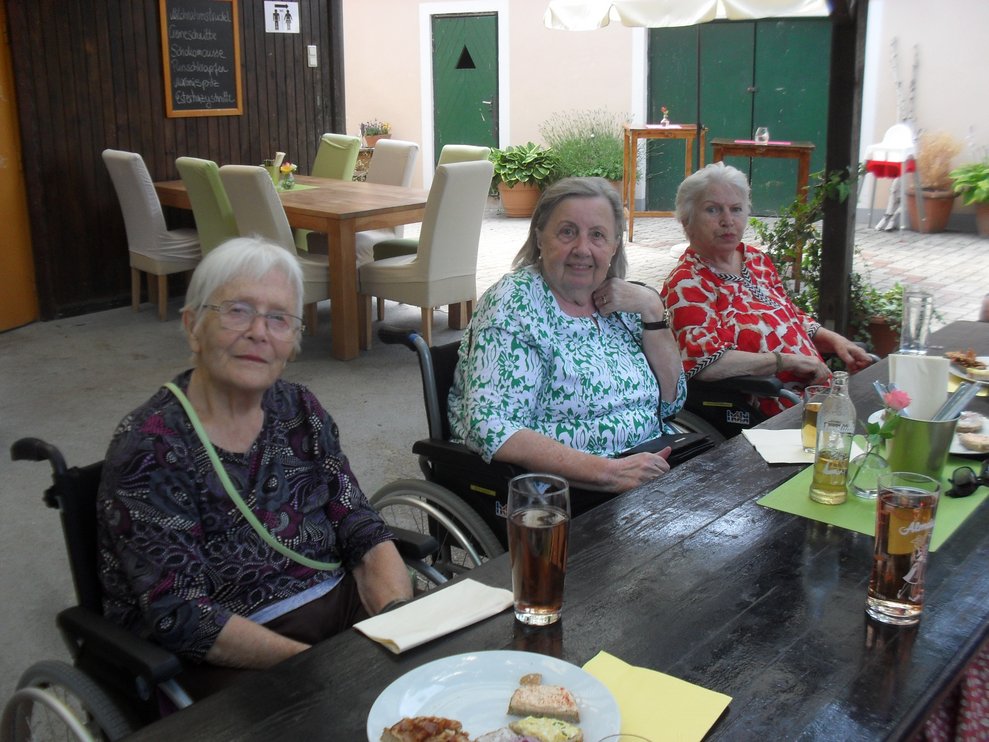 BewohnerInnen beim Heurigen.